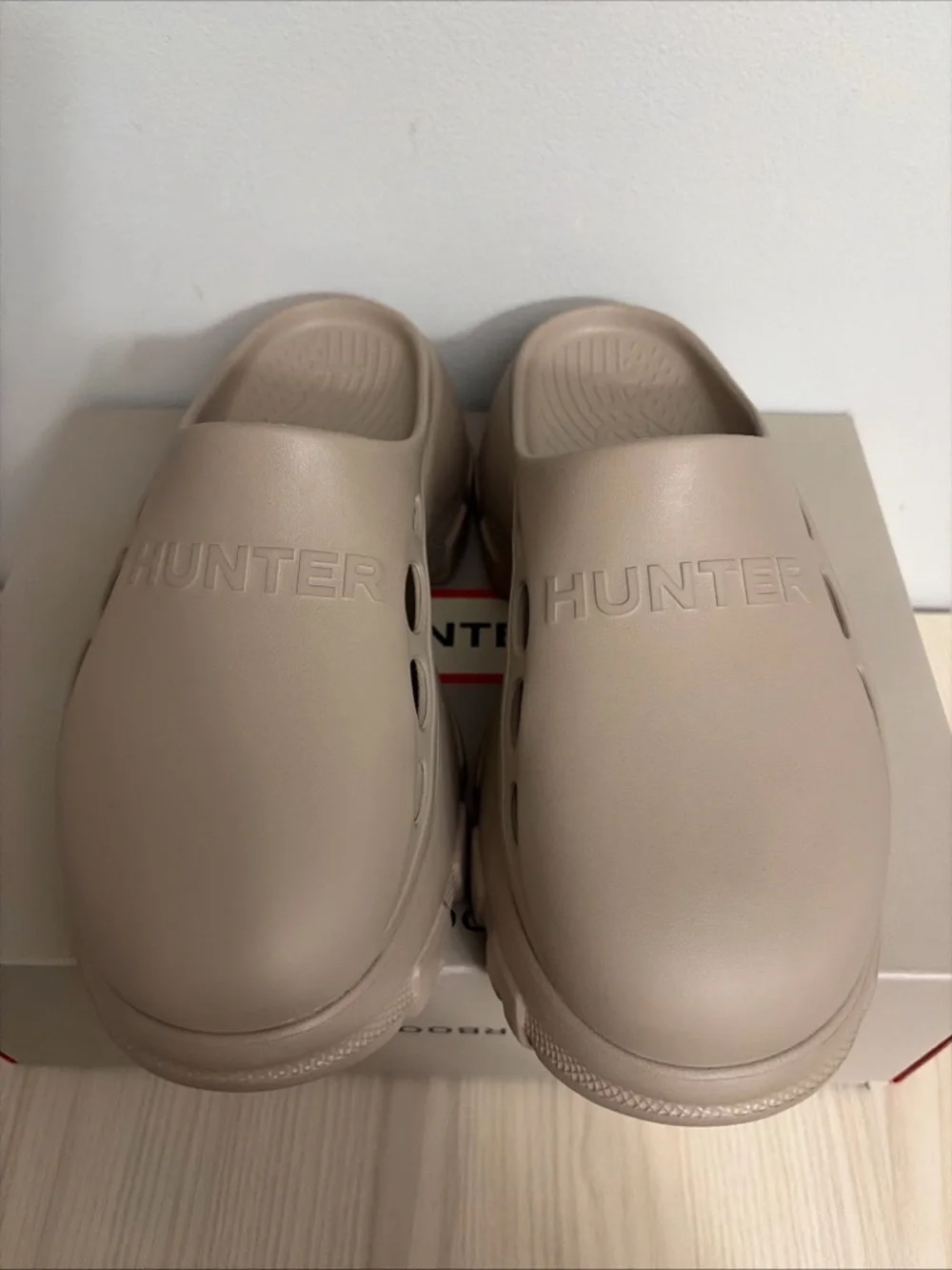 HUNTER Women’s New! Bryce beige clogs size 9 - Picture 3 of 8